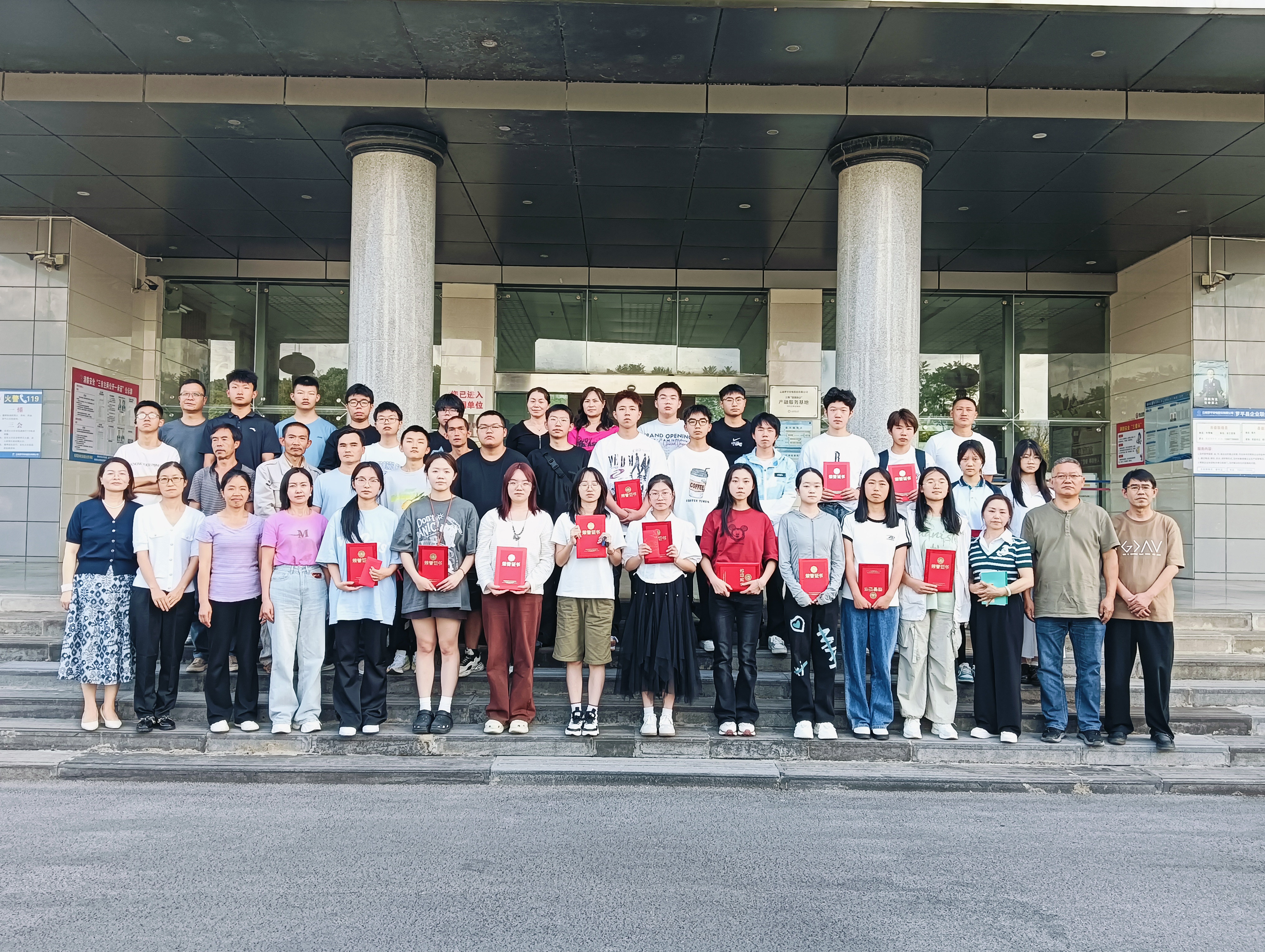 鋅火相傳&middot;智啟新程&mdash;&mdash;羅平鋅電召開2025年職工子女教育激勵(lì)表揚(yáng)座談會(huì)